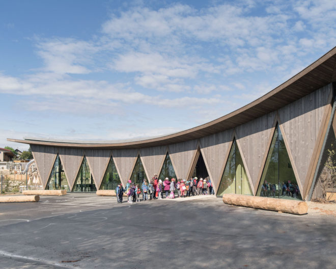 La Garenne zoo pavilion by LOCALARCHITECTURE, prefabricated zoo pavilion, zoo pavilion architecture, La Garenne entrance pavilion to zoo, Certificat d’Origine Bois Suisse architecture, green roof zoo architecture,