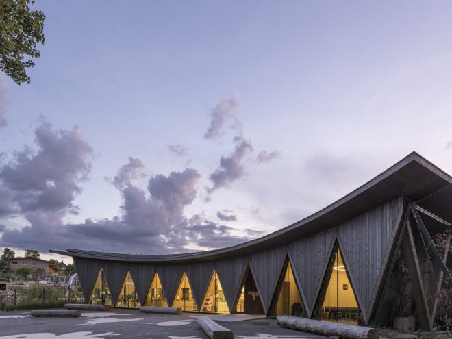 La Garenne zoo pavilion by LOCALARCHITECTURE, prefabricated zoo pavilion, zoo pavilion architecture, La Garenne entrance pavilion to zoo, Certificat d’Origine Bois Suisse architecture, green roof zoo architecture,