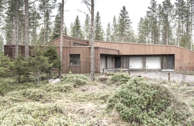 Residence in Muhos by Alt Arkkitehdit, green roofed Finnish house, Residence in Muhos, green roof Corten steel architecture, Corten steel-clad architecture, houses that blend into the surroundings,