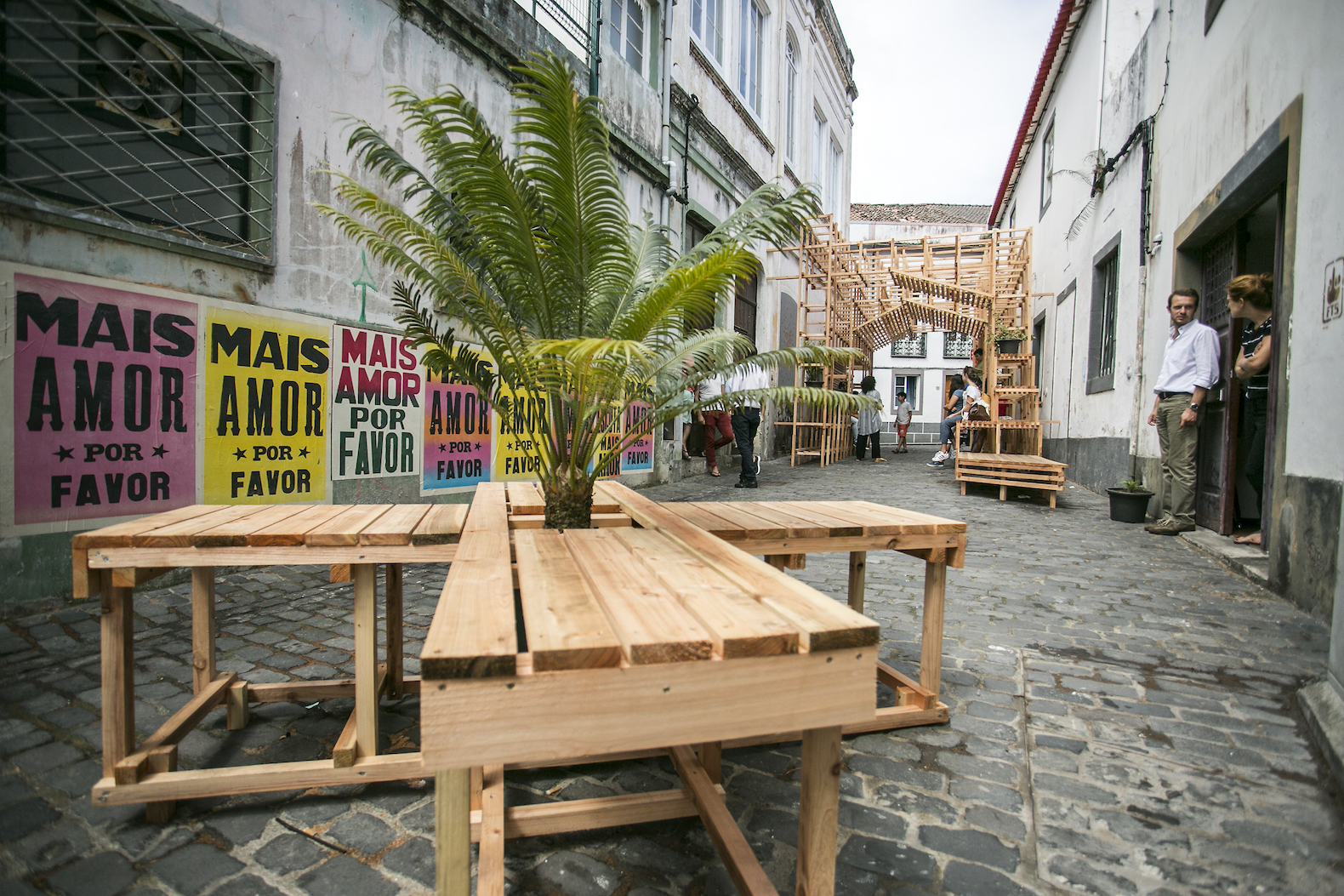 Casa do Quarteirão by Orizzontale, O Quarteirão art, Casa do Quarteirão, Casa do Quarteirão art installation, Walk&Talk Azores 2016, art transformed alleyway, street art installation with modular structures, Azores Island art installation, Orizzontale at Walk&Talk Azores