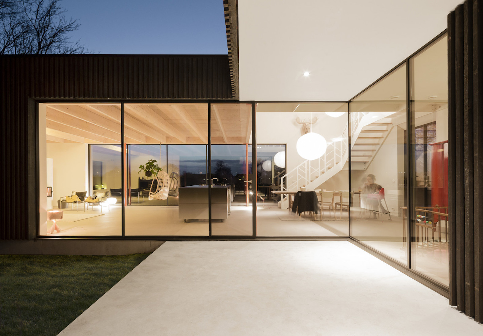 Huize Looveld by Studio Puisto Architects and Bas van Bolderen Architectuur, contemporary house in Duiven, Duiven architecture, prefabricated energy efficient architecture, CNC milled timber house, black-stained larch architecture,