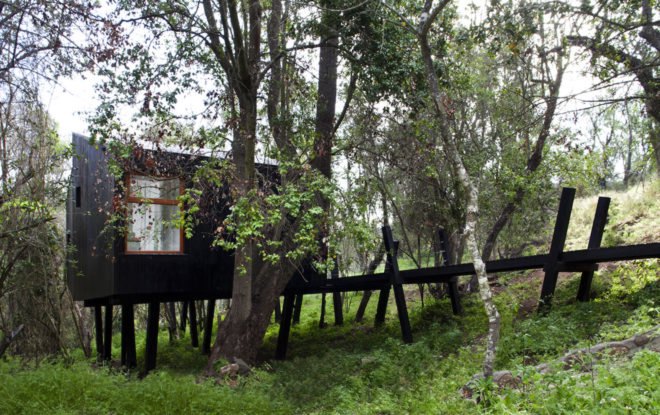 Casa Quebrada by UNarquitectura, tiny house in Curacaví, treehouse in Curacaví, house on stilts in Curacaví, Casa Quebrada in Curacaví, pine wood clad tiny house, elevated tiny house on stilts