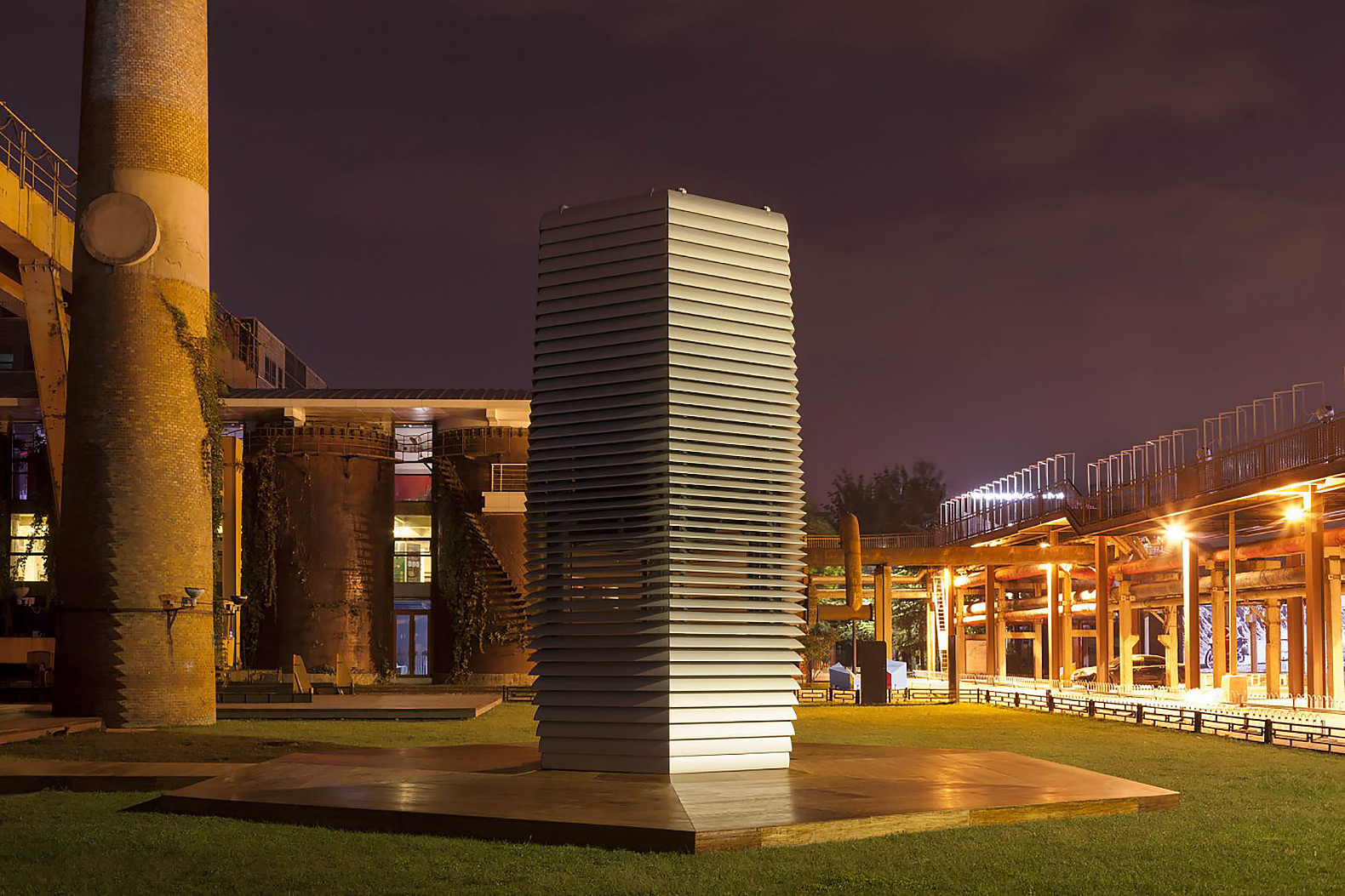 Smog Free Tower by Studio Roosegaarde, Studio Roosegaarde, Smog Free Tower, Smog Free Project, Beijing, China, smog, air pollution, Daan Roosegaarde, smog vacuum cleaner, smog-sucking vacuum cleaner