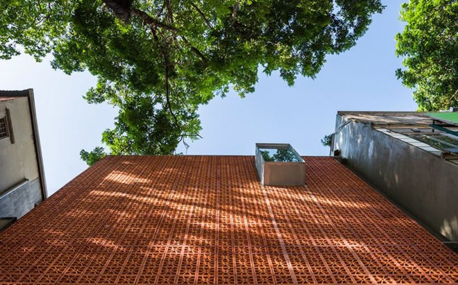 Lantern showroom, Hanoi, gallery space, perforated facade, terracotta, Vo Trong Nghia Architects, green architecture, natural ventilation, skylights, roof garden, green roof