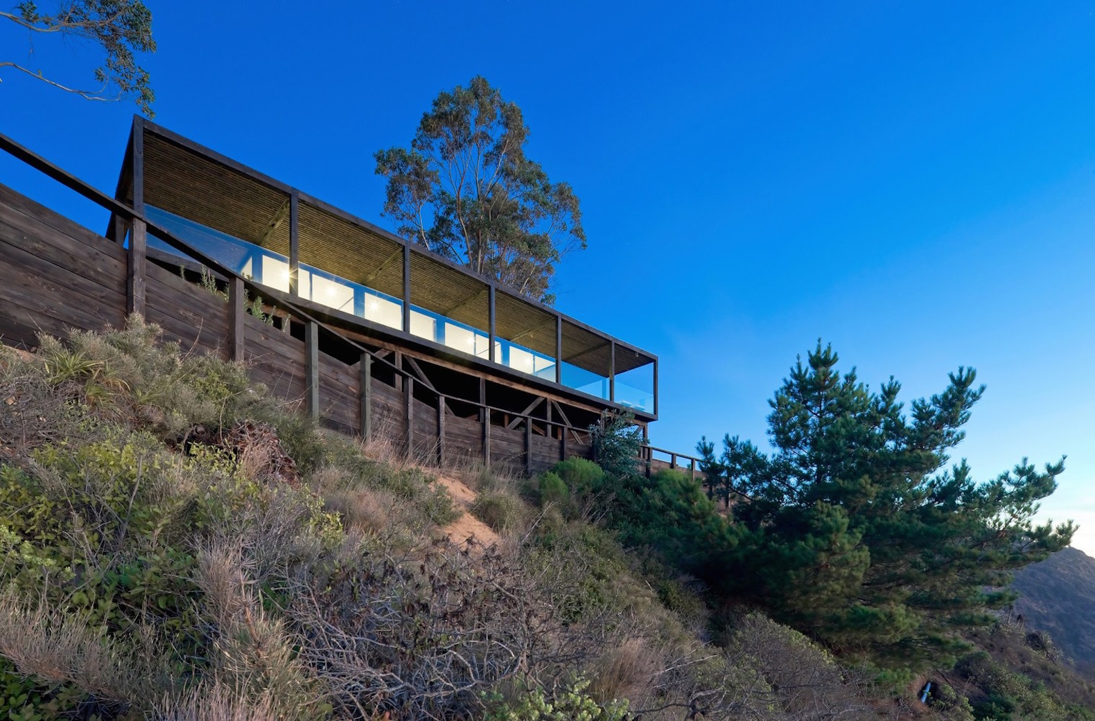 Till House by WMR Arquitectos, Casa Till by WMR Arquitectos, cliffside home, timber cliffside house, house on Chilean coast, Chilean coast cabin