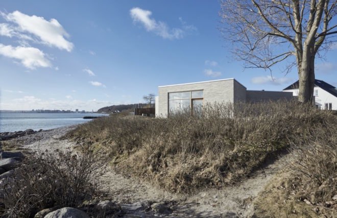 Villa Platan by ADEPT, Villa by the Sea by ADEPT, Kattegat sea architecture, Kolumba brick architecture, curved Kolumba brick, curved bricks, bespoke brick architecture, gray brick house, green-roofed Danish architecture