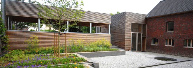 Banholt farmhouse, green renovation, farmhouse, the Netherlands, Jeanne Dekkers Architecture, courtyard, spruce, green extension, timber cladding, local artisans, locally sourced materials, green architecture