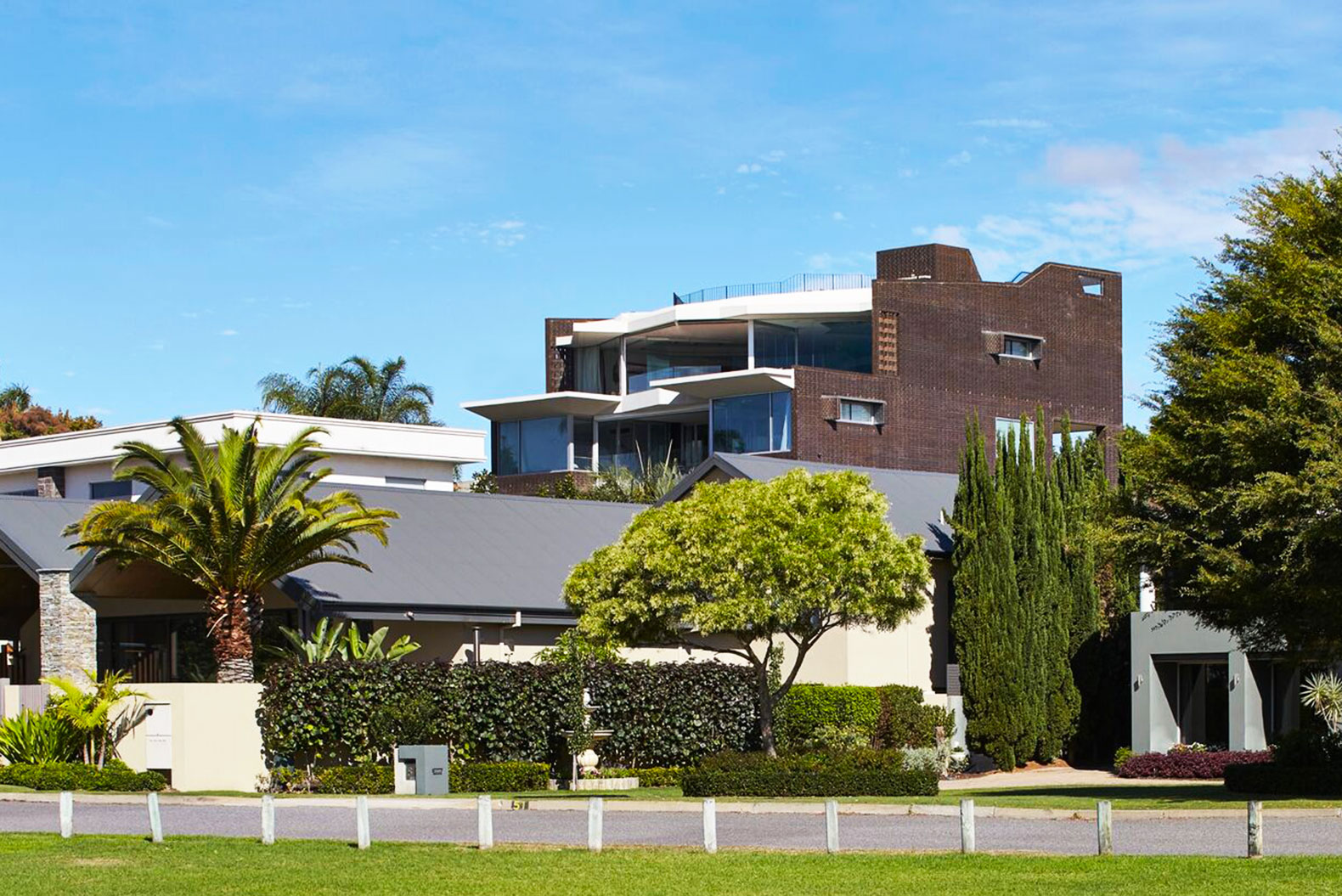 Iredale Pedersen Hook, bricked house, Applecross Residence, Perth, Australia, Swan River, filter excessive natural light, glazed bricks, geothermal energy, geothermal chimeney