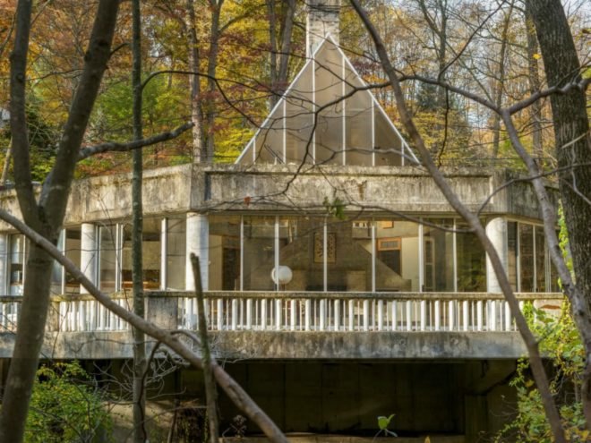 John Black Lee, skylight home, the Sixth of the Harvard Five, Silvermine River home, 160 Mill Road, new canaan, connecticut real estate, modernist architects, glass home design, New Canaan glass homes, New Canaan architecture, brutalist character, glass and concrete homes,