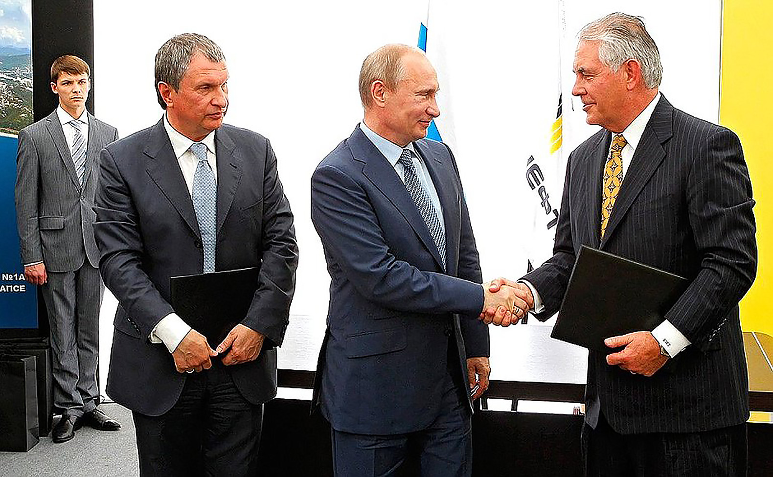 Rex Tillerson, Tillerson, ExxonMobil, Secretary of State, Donald Trump, Trump, government, politics, Vladimir Putin, oil, oil and gas