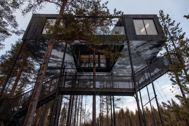 7th room in treehotel, 7th room by Snøhetta, Treehotel northern lights, Snøhetta and Treehotel, Treehotel in Sweden, elevated timber cabin in the forest,