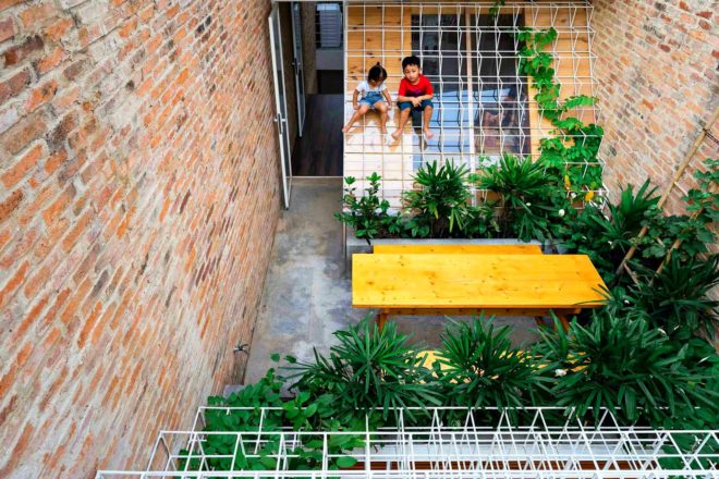 Block Architects, lee and tee house, home renovation, HoChiMinh City homes, HoChiMinh City architecture, white frames, brick walls, natural light, home renovation vietnam, urban design, steel building material, green design, green home renovation, vertical garden