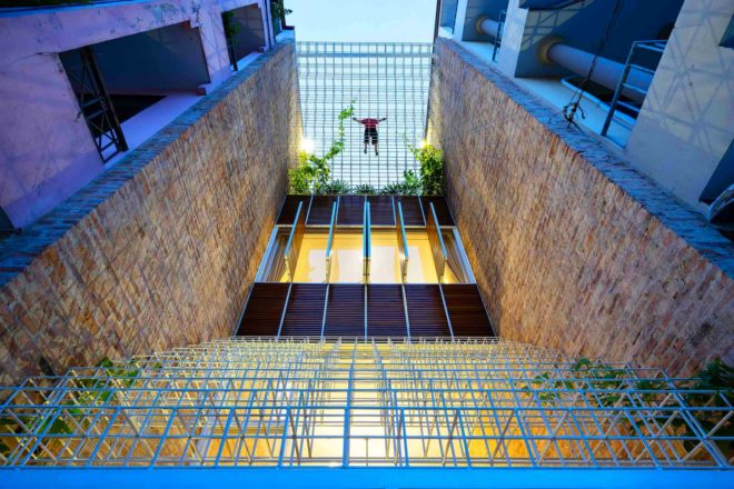 Block Architects, lee and tee house, home renovation, HoChiMinh City homes, HoChiMinh City architecture, white frames, brick walls, natural light, home renovation vietnam, urban design, steel building material, green design, green home renovation, vertical garden