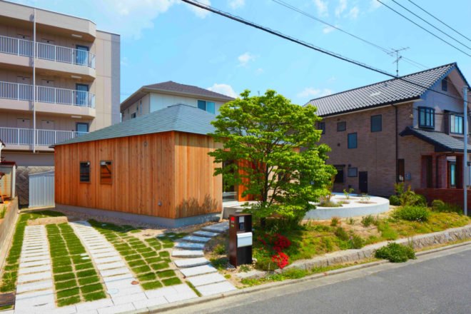 House in Mukainada, Fujiwaramuro Architects, Cedar homes, garden homes, green space, round homes, round structures, earthen floor, Japanese dogwood trees, nature-inspired design, timber homes, round timber homes, timber designs, home design, interior design,