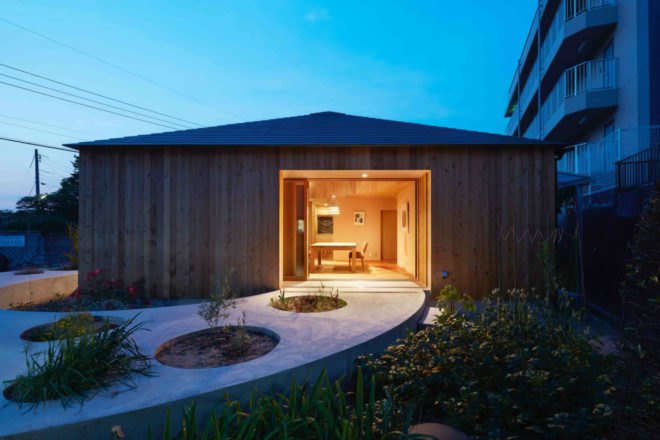 House in Mukainada, Fujiwaramuro Architects, Cedar homes, garden homes, green space, round homes, round structures, earthen floor, Japanese dogwood trees, nature-inspired design, timber homes, round timber homes, timber designs, home design, interior design,