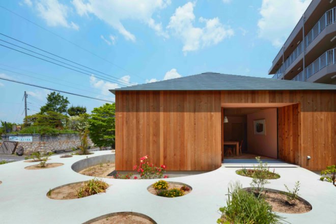 House in Mukainada, Fujiwaramuro Architects, Cedar homes, garden homes, green space, round homes, round structures, earthen floor, Japanese dogwood trees, nature-inspired design, timber homes, round timber homes, timber designs, home design, interior design,