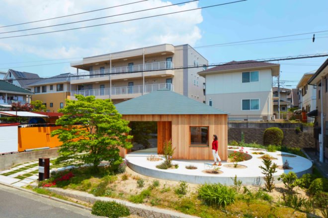 House in Mukainada, Fujiwaramuro Architects, Cedar homes, garden homes, green space, round homes, round structures, earthen floor, Japanese dogwood trees, nature-inspired design, timber homes, round timber homes, timber designs, home design, interior design,