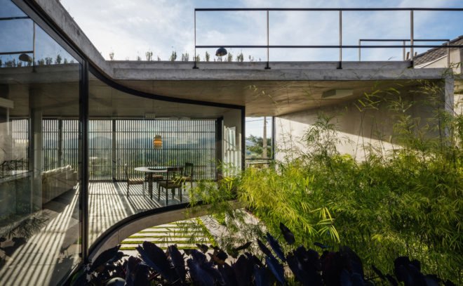 LEnS House, Obra Arquitetos, patio, Brazil, green roof, green architecture, glass facade, vegetation