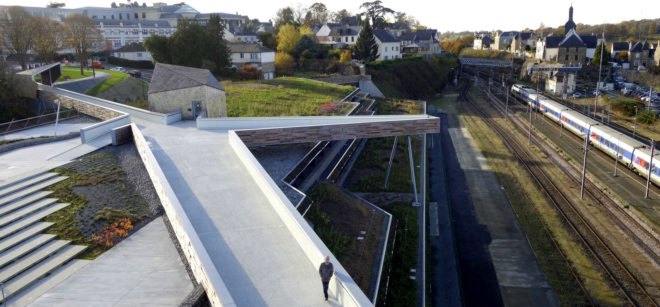 TETRARC Architectes, P.E.M Vitré, pedestrian footbridge, car park park, green car park, Multimodal Interchange project, Vitré bridge, bridge design, urban design, urban design, stepped garden design, green space, urban green space, timber footpaths,
