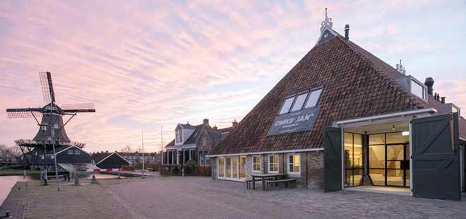 Eek en Dekkers, renovated farmhouse, farmhouse, green renovation, green architecture, hipped roof, agricultural architecture, the Netherlands, brick walls, wooden roof, historic building, meeting place