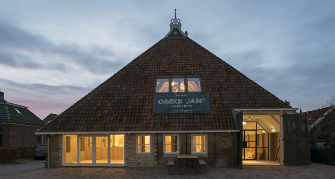 Eek en Dekkers, renovated farmhouse, farmhouse, green renovation, green architecture, hipped roof, agricultural architecture, the Netherlands, brick walls, wooden roof, historic building, meeting place