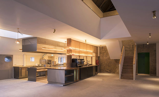 Eek en Dekkers, renovated farmhouse, farmhouse, green renovation, green architecture, hipped roof, agricultural architecture, the Netherlands, brick walls, wooden roof, historic building, meeting place