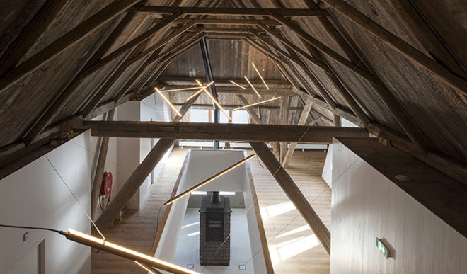 Eek en Dekkers, renovated farmhouse, farmhouse, green renovation, green architecture, hipped roof, agricultural architecture, the Netherlands, brick walls, wooden roof, historic building, meeting place