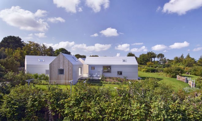 Summer house, Denmark, Jarmund/Vigsnæs Arkitekter, summerhouse, pitched roof, green architecture, aluminium, courtyard, gable, corrugated metal