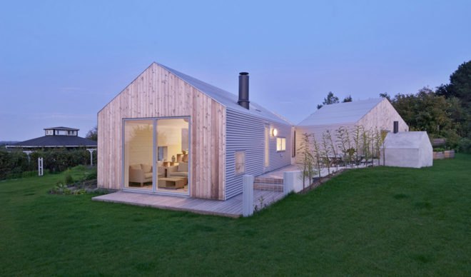 Summer house, Denmark, Jarmund/Vigsnæs Arkitekter, summerhouse, pitched roof, green architecture, aluminium, courtyard, gable, corrugated metal