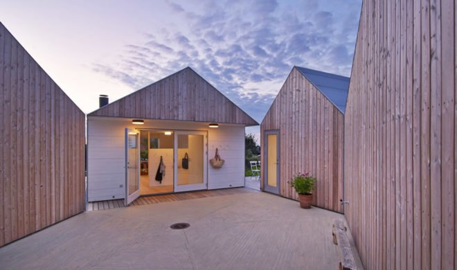 Summer house, Denmark, Jarmund/Vigsnæs Arkitekter, summerhouse, pitched roof, green architecture, aluminium, courtyard, gable, corrugated metal