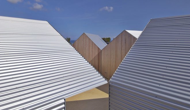 Summer house, Denmark, Jarmund/Vigsnæs Arkitekter, summerhouse, pitched roof, green architecture, aluminium, courtyard, gable, corrugated metal