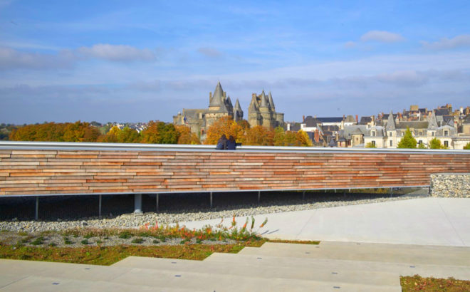TETRARC Architectes, P.E.M Vitré, pedestrian footbridge, car park park, green car park, Multimodal Interchange project, Vitré bridge, bridge design, urban design, urban design, stepped garden design, green space, urban green space, timber footpaths,