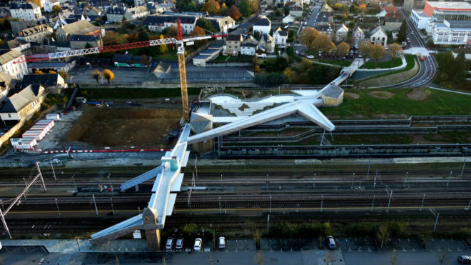 TETRARC Architectes, P.E.M Vitré, pedestrian footbridge, car park park, green car park, Multimodal Interchange project, Vitré bridge, bridge design, urban design, urban design, stepped garden design, green space, urban green space, timber footpaths,