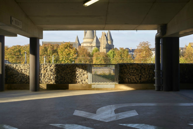 TETRARC Architectes, P.E.M Vitré, pedestrian footbridge, car park park, green car park, Multimodal Interchange project, Vitré bridge, bridge design, urban design, urban design, stepped garden design, green space, urban green space, timber footpaths,