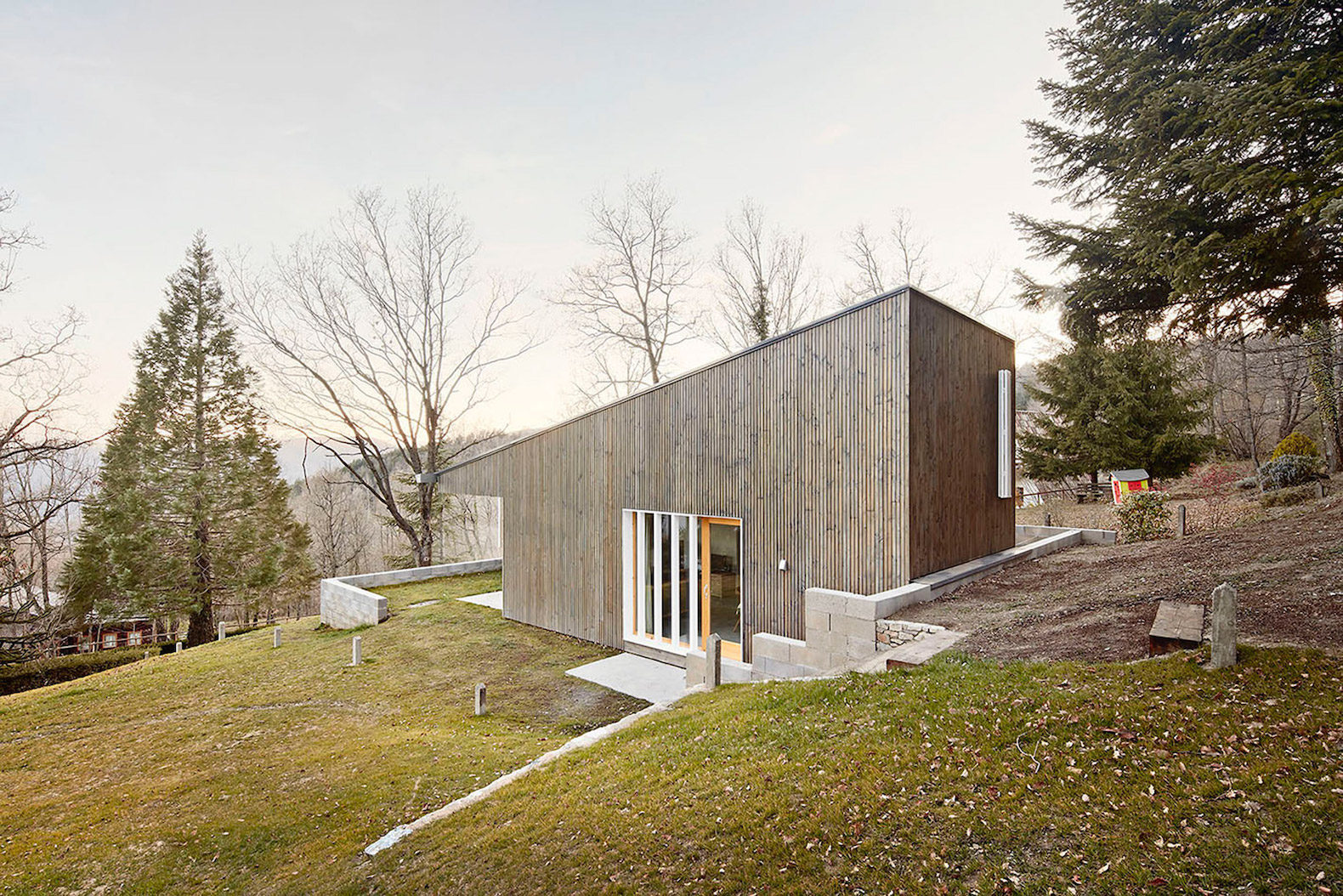 Font Rubi Cottage by Marc Mogas, Pyrenees architecture, Pyrenees prefab, prefabricated summer house, prefab pine home, minimal site impact prefab architecture, low-cost prefab home, Marc Mogas prefab architecture