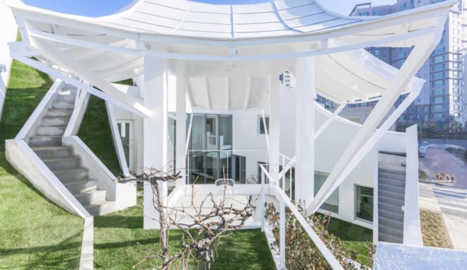 Flying House, IROJE KHM Architects, courtyard, South Korea, green roof, green architecture, concrete, affordable architecture, canopy