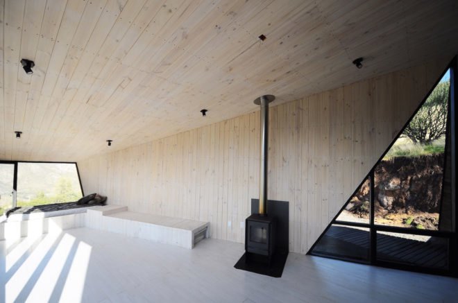 RF C9 by Gonzalo Iturriaga, alpine architecture by Gonzalo Iturriaga, alpine architecture in Chile, contemporary alpine architecture, blackened pine cabin, modern alpine cabin, mountaineer refuge in San Esteban, RF C9 in Chile, RF C9