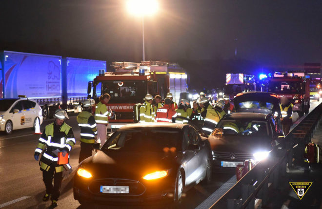 Tesla, Tesla Model S, Volkswagen, Volkswagen Passat, Elon Musk, Musk, Manfred Kick, Germany, Autobahn, driving, driver, car, cars, car crash, electric car, electric cars, electric vehicles, electric vehicle, helping people, saving lives, save a life