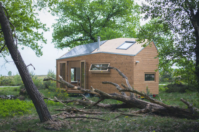 off grid rent free housing, off grid housing, buy off grid house, off grid tiny homes, life off the grid in a tiny house, tiny mobile home, zero energy tiny home, Wohnwagon, Ark Shelter off grid, Koda off grid, EcoCapsule home, Moon Dragon tiny home, POD-Idladla house, Walden Studio house, sustainable off grid house,