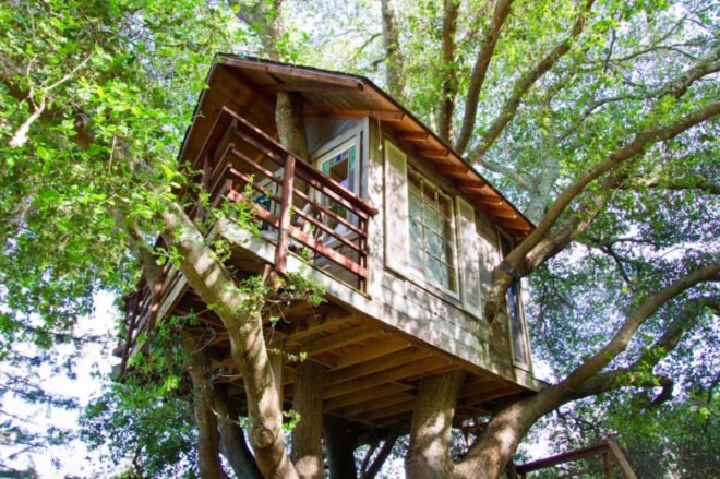 treehouses, treehouses for rent, vrbo, treehouse design, green design, architecture, solar-powered treehouse, treehouse vacation