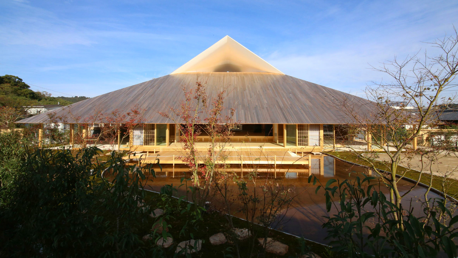 Sambuichi Architects, Hiroshi Sambuichi, naoshima hall community center, japanese architecture, Naoshima community center, japanese design, sculptured roofs, roof design, vernacular architecture, wooden roofs, natural materials, hipped roof, japanese community center, earthen flooring, adobe clay,
