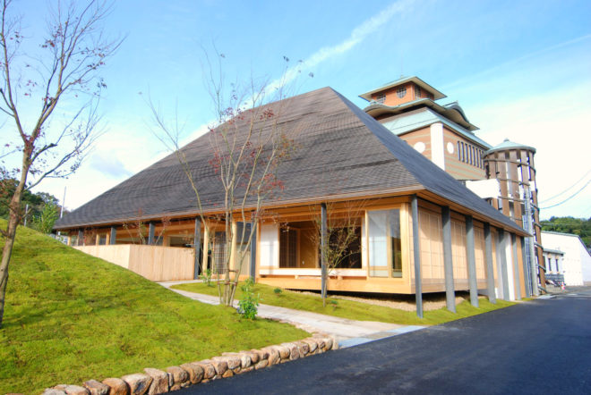 Sambuichi Architects, Hiroshi Sambuichi, naoshima hall community center, japanese architecture, Naoshima community center, japanese design, sculptured roofs, roof design, vernacular architecture, wooden roofs, natural materials, hipped roof, japanese community center, earthen flooring, adobe clay,