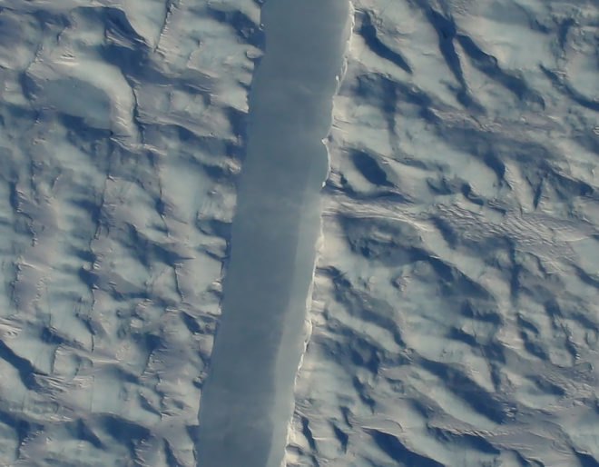NASA, NASA Operation IceBridge, Operation IceBridge, Petermann Glacier, Greenland, Greenland glacier, Greenland glaciers, glacier, glaciers, ice shelf, ice island, ice islands, ice, crack, glacier crack, rift, glacier rift, chasm, glacier chasm, environment