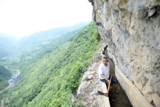 Man spends 36 years carving through mountains to bring water to his village