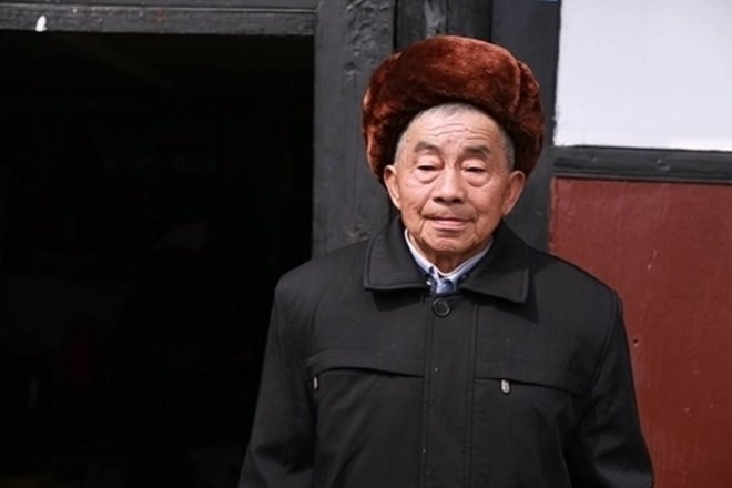 Man spends 36 years carving through mountains to bring water to his village
