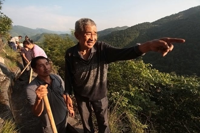 Man spends 36 years carving through mountains to bring water to his village