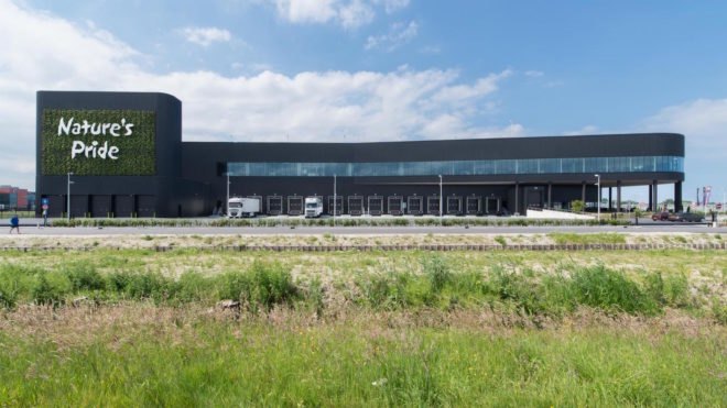 Nature’s Pride Maasdijk, Nature’s Pride distribution center, Nature’s Pride by Paul de Ruiter Architects, BREEAM Excellent architecture, BREEAM Excellent in Netherlands, sustainable distribution center, green roof bee hotel