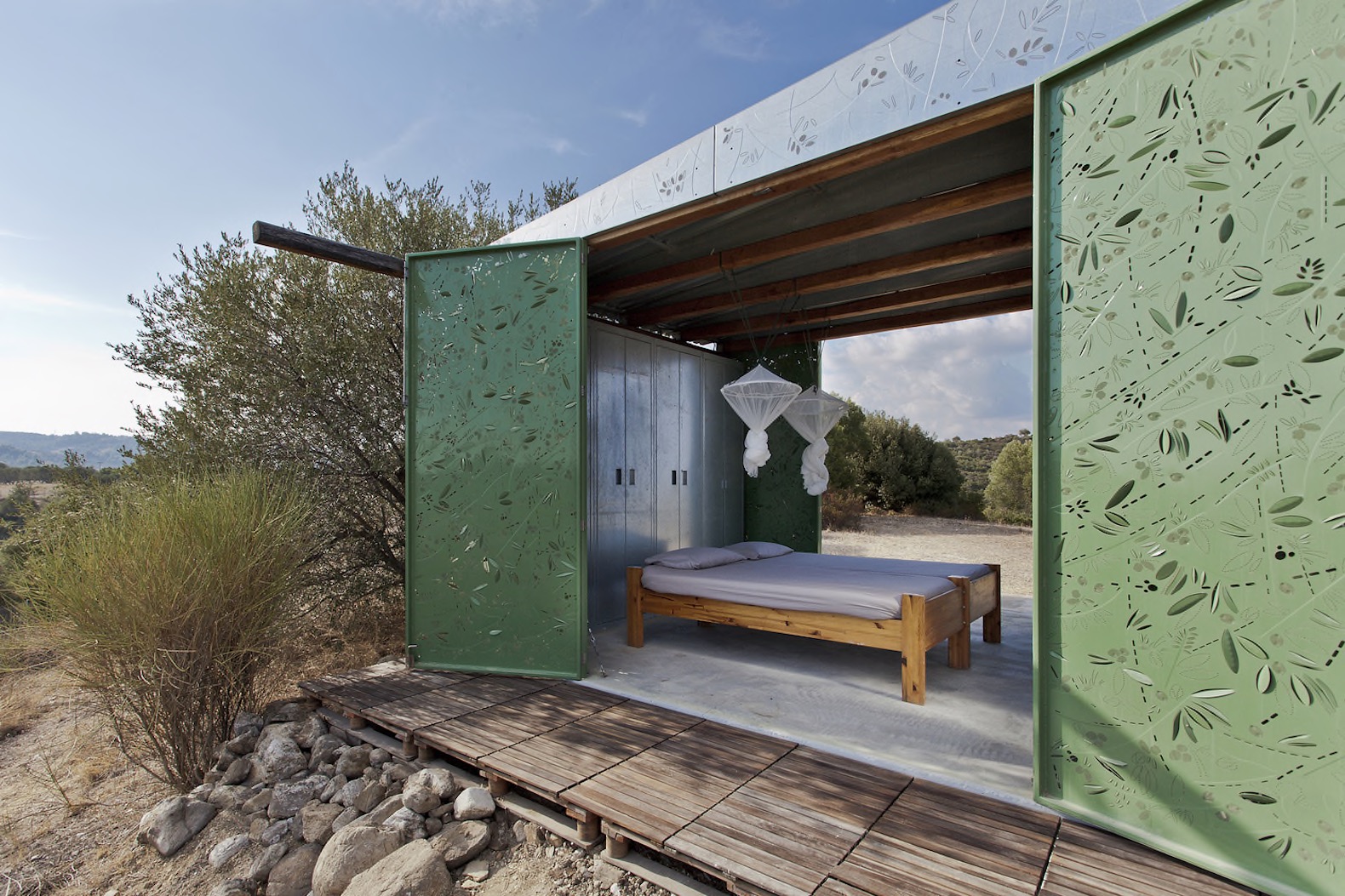 Olive Tree House by Eva Sopéoglou, Halkidiki house, Halkidiki summer house, prefabricated summer retreat, prefab Greek home, prefab summer home, METALSO in prefab homes,