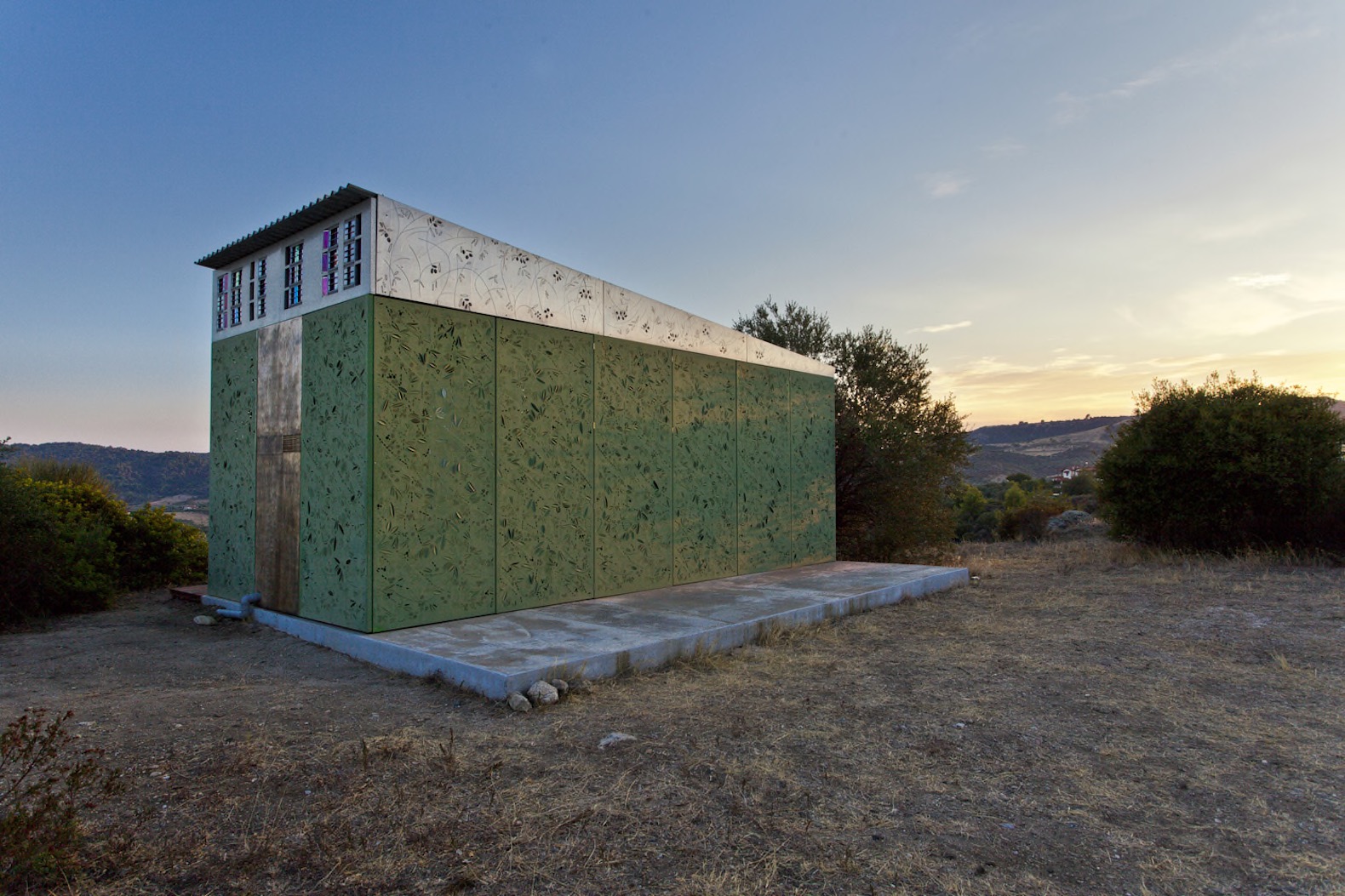 Olive Tree House by Eva Sopéoglou, Halkidiki house, Halkidiki summer house, prefabricated summer retreat, prefab Greek home, prefab summer home, METALSO in prefab homes,