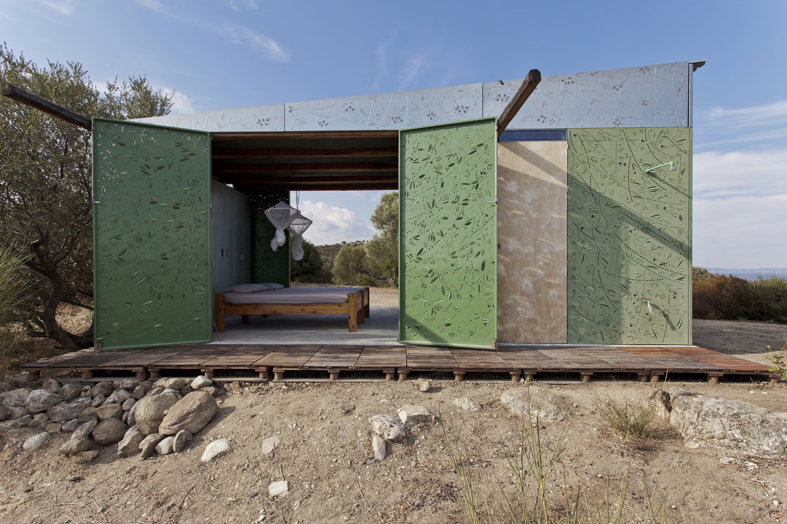 Olive Tree House by Eva Sopéoglou, Halkidiki house, Halkidiki summer house, prefabricated summer retreat, prefab Greek home, prefab summer home, METALSO in prefab homes,